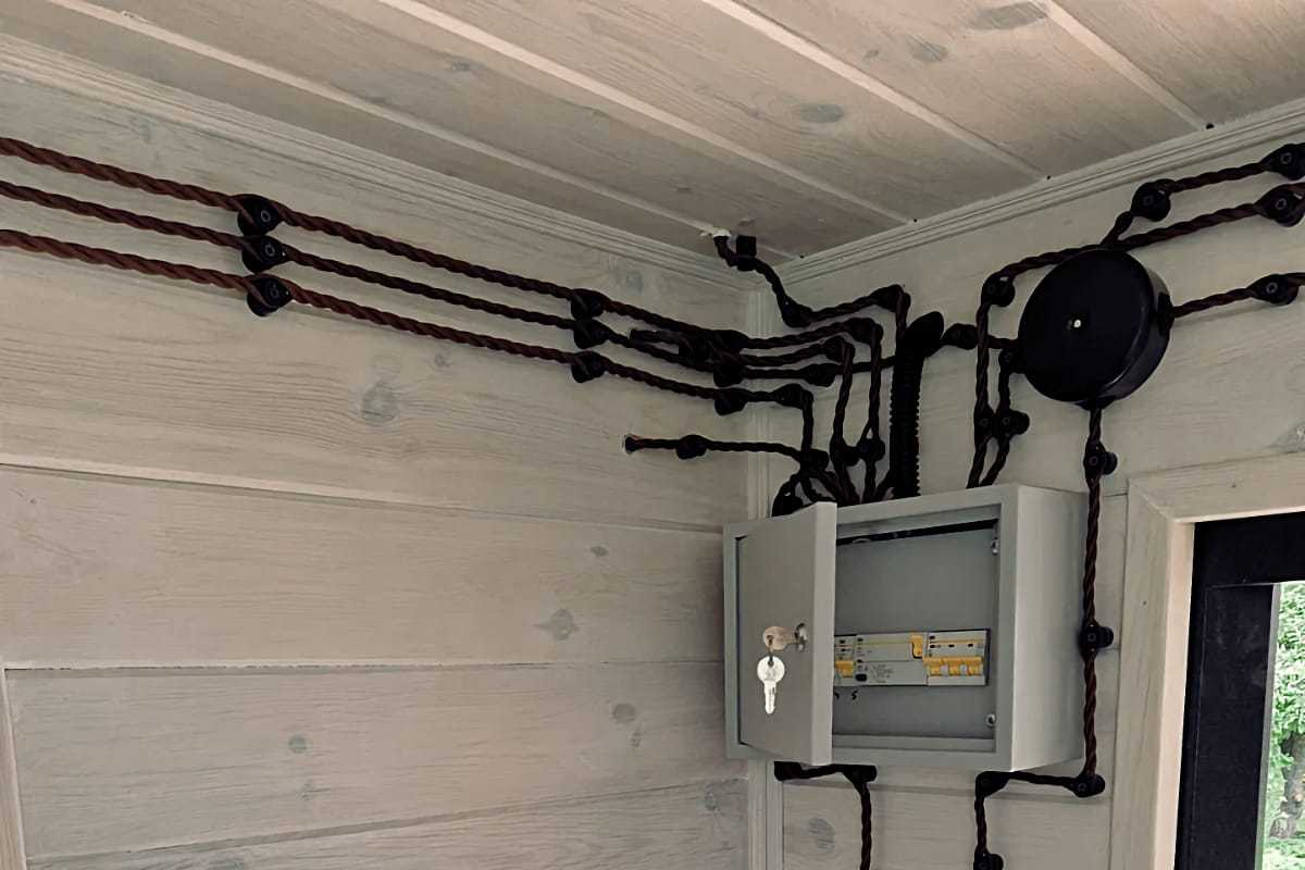 Особенности монтажа электропроводки в деревянных домах Особенности монтажа электропроводки в деревянных домах